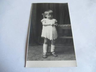 Holčička v šatičkách