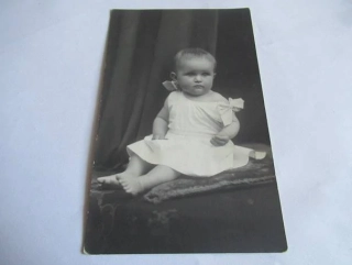 Holčička v šatičkách