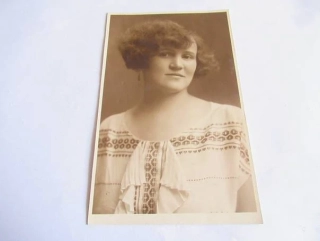 Dívka s krátkými vlasy