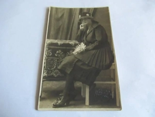 Dívka s kloboukem a květinou