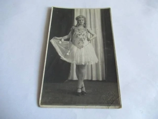 Dívka v šatech s čelenkou