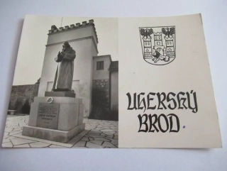 Uherský Brod - museum J. A. Komenského se sochou od V. Makovského