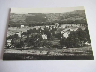 Benecko - střed obce, hotely a Jednoty