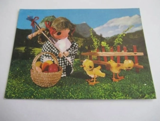 Holčička s vajíčky a kuřátky