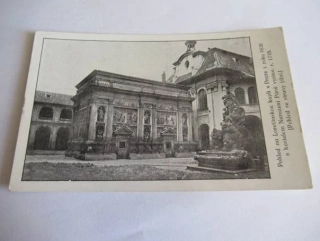 Pohled na Loretánskou kapli v Praze s kostelem Narození Páně 