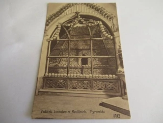 Vnitřek kostnice v Sedlicích