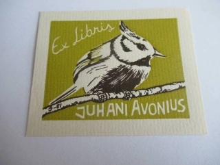 Vícebarevné exlibris Juhani Avonius, 6,5 × 5,5 cm – motiv Ptáčka (Finsko)