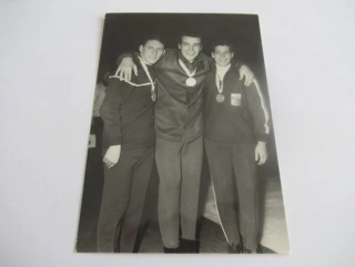 ZOH Innsbruck 1964 - Na stuonicích vítězů krasobruslení mužů, Zlatá medaile: Manfred Schnelldorfer (Německo), Stříbrná: Alain Calmat (Francie), Bronzová: Scott Allen ( USA)