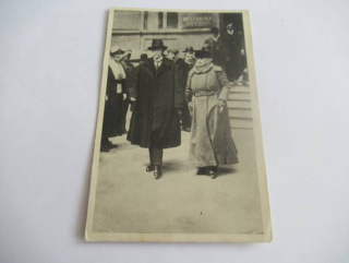 T.G. Masaryk - President Masaryk s chotí u volební místnosti na Hradčanech - 1919