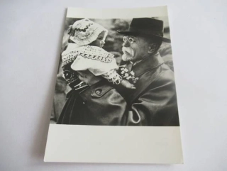 T.G. Masaryk - První president Československé republiky na Moravě s děvčátkem