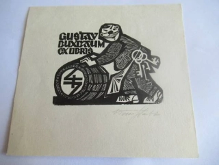 Exlibris – pro Gustava Buxbauma – Voldemar Tönisson – (reprint/novotisk 1967), X2 (dřevoryt), motiv se sklepníkem, sudem a klíči – 11,5 x 10,5 cm