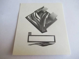 Exlibris – Anatolij Ivanovič Kalašnikov (1970) – Motiv: Otevřená kniha a prázdný štítek, originální dřevoryt (7,5 x 6,5 cm)