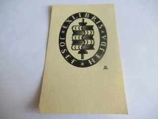 Exlibris – Josef Hejda – Mrkvičková-Hlobilová (1932) – Motiv: Stoh knih v oválném medailonu, originální dřevoryt (10 x 6,5 cm)
