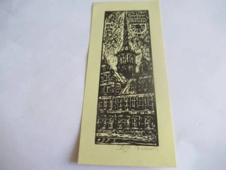 Exlibris – Jørgen Ville Pedersen – J. Biłecki (1972) – Motiv: Historická městská architektura s věží, originální signovaný dřevoryt (15,5 x 7 cm)