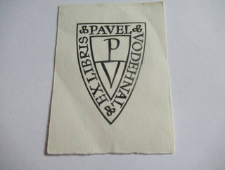 Exlibris – Pavel Vodehnal – Oldřich Menhart (1944) – Motiv: Typografický heraldický štít s monogramem PV, zinkografie (cca 9,5 x 6,5 cm)