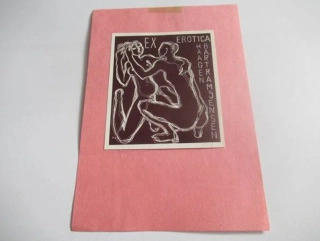 Exlibris – Haagen Bartram-Jensen – Ex Erotica (cca 1940–1950) – Původní majitel: M. E. Nielsen (Dánsko) – Motiv: Klečící milenci v objetí, tisk paspartovaný na růžovém podkladu (exlibris 8 x 7 cm, celkově 14,5 x 10,5 cm)