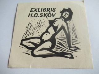 Exlibris – H. C. Skov – Dušan Janoušek (1963) – Motiv: Expresivní akt sedící ženy, originální linoryt / linořez X3 (9,5 x 10,5 cm)