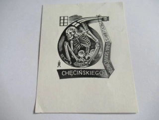 Exlibris – Dr. Sławomir Chęciński – Konstanty Maria Sopoćko (1963) – Motiv: Lidská kostra schoulená v lahvi (Memento mori), originální dřevoryt / zinkografie X2 (9,5 x 7,5 cm)