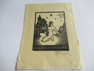 Exlibris – O. Hýblové – Vlasta J. Ambrožová (cca 1930–1940) – Motiv: Klečící nahá dívka v zahradě pod hvězdnou oblohou, originální ručně signovaný dřevoryt / zinkografie na papíře s trhanými okraji (14,5 x 10 cm)