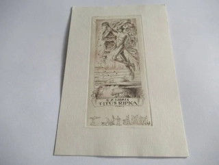 Exlibris – Titus Ripka – Károly Sterbenz (1947) – Motiv: Antická alegorie nad földgóbem (Zeměkoulí) s řemeslnou remarkou, originální mědiryt / lept C3, Sopron (15,5 x 10,5 cm)