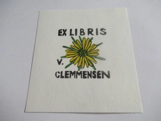 Exlibris – V. Clemmensen – Tibor Moskal (1972) – Motiv: Dvoubarevný minimalistický květ pampelišky, originální vícebarevný linoryt / dřevoryt X2/X3/2, Maďarsko (8,5 x 8 cm)