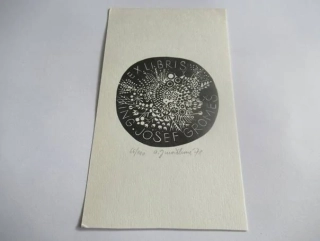 Exlibris – Ing. Josef Gromeš – Arna Juračková (1978) – Motiv: Kruhová abstrakce s botanickými a geometrickými mikrodetaily, originální ručně signovaný a číslovaný linoryt, limitovaná edice 65/100 (17 x 9,5 cm)