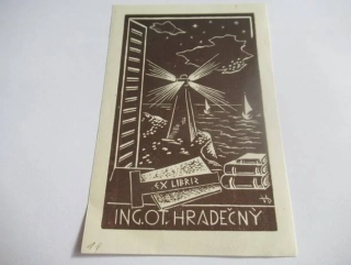 Exlibris – Ing. Ot. Hradečný – Vlasta J. Ambrožová (cca 1930–1940) – Motiv: Zářící maják na pobřeží s knihami a plachetnicemi, originální dvoubarevný tisk z výšky / dřevoryt v hnědém tónu (12,5 x 8,5 cm)