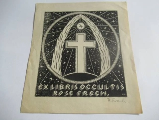 Exlibris – EX LIBRIS OCCULTIS ROSE FRECH – Karl Frech (cca 1930) – Slovenská avantgarda, okultní motiv s křížem a astrologickým symbolem Jupiteru, originální ručně signovaný dřevoryt / zinkografie (tisk 13 x 11,5 cm, celkově 16,5 x 14,5 cm)