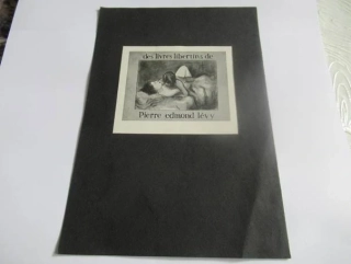 Exlibris des livres libertins de Pierre Edmond Lévy, Egon Hoy, cca 1930 – milenecký motiv, původní heliogravura, černá pasparta 22x15 cm, exlibris 9,5x11,5 cm