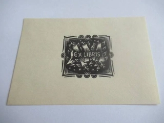 Exlibris M – Jaroslav Vodrážka, 1921 – originální dřevoryt X2, motiv iniciály v plamenech, 11,5x7,5 cm