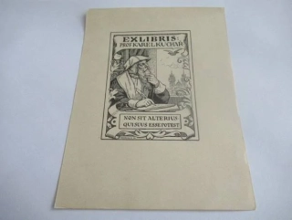 Exlibris Prof. Karel Kuchař – autor neurčen, cca 1940 – originální zinkografie, renesanční motiv učence a Prahy s latinským citátem, 16,5x12,5 cm