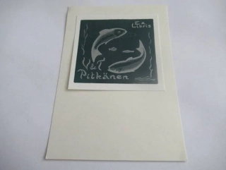 Exlibris V. & T. Pitkänen – Prof. Kalevi Kauranne, 1981 – originální linoryt X3, motiv ryb v kruhové kompozici, grafický list 15x10,5 cm, exlibris 8x8 cm
