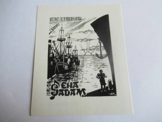Exlibris – Eha Adam – Enn Kera – Lodní přístav s kotvou a postavou – 8×6,5 cm – dřevoryt (X2)