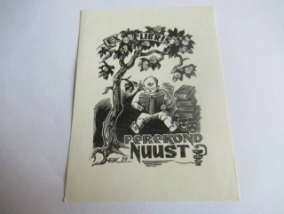 Exlibris – Perekond Nuust – Enn Kera – Dítě čtoucí pod jabloní – 9×7 cm – dřevoryt (X2)