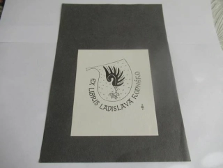 Exlibris – Ladislava Rodného – Z. M. Zenger – motiv: Heraldický štít s ptačím křídlem a pařátem – 10,5×9 cm – zinkografie (podkladový list 20,5×14 cm)