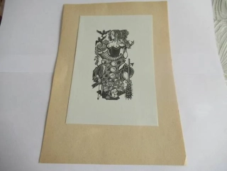 Exlibris – Hedwig zum Tobel, Wien – motiv: Žena, harlekýnský motiv s maskou a šípy – 14,5×10 cm – dřevořez (Holzschnitt)
