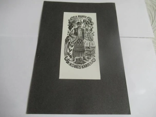 Exlibris – Dr. Kovács Károly – Alexander Mikloda – motiv: Muž v lidovém kroji s knihami a dýmkou – 13×6,5 cm – tisk z kovové desky z výšky (X4) (podkladový list 20,5×14 cm)