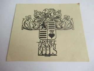 Exlibris – Archief Geslacht Beels – Joh. Briedé – motiv: Rodový heraldický znak s přilbicí a klenotem – 9,5×11,5 cm – zinkografie