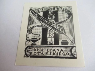 Exlibris – Dr. Stefana Kotarskiego – Mikołaj Sasykin – motiv: Slovanský idol (Światowid) s obří písařskou spičkou a kalamářem – 8×7 cm – dřevoryt (X2)