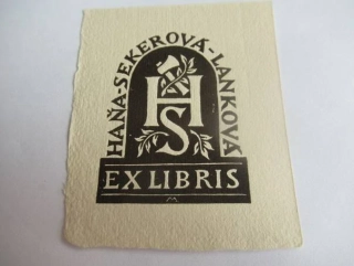 Exlibris – Haňa-Sekerová-Lanková – M. M. Hlobilová – motiv: Kaligrafický monogram HS se sekyrou v obloukovém portálu – 8×6,5 cm – dřevoryt (X2)