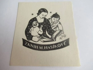 Exlibris – Z knih M. Hašíkové – Mrkvičková-Hlobilová – motiv: Matka se dvěma dětmi nad otevřenou knihou – 9,5×8,5 cm – dřevoryt (X2)