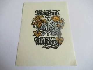 Exlibris – Mein Buch – Wilburg – Max Kislinger – motiv: Hračky na váze (medvídek a panenka) – 11,5×8,5 cm – barevný dřevoryt (X2)