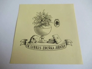 Exlibris – Zdeněk Jiřička – Karel Kinský – motiv: Zátiší s kyticí, lebkou a knihami (Vanitas) – 9×9 cm – zinkografie (zk) – 1939