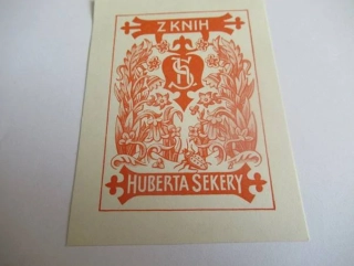 Z knih Huberta Sekery – Jožka Baruch – motiv: Brouček (brouk v květinách) – 8,5×6,5 cm – zinkografie (zk) – 1938