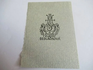 Exlibris – Vlasta Sedláčková – Jan Konůpek – motiv: Hudební a heraldický motiv s lyrou, iniciálami a vavřínovými ratolestmi – rozměry 9,5×6,5 cm – zinkografie – 1. polovina 20. století