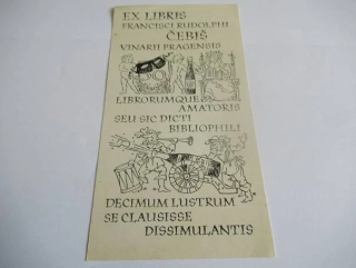 Exlibris – Francisci Rudolphi Čebiš – Oldřich Menhart – motiv: Alegorická typografická kompozice k 50. narozeninám s postavami, vínem a šampaňským dělem – rozměry 16,5×8,5 cm – zinkové klišé / pérovka (P1) – rok 1945