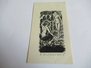 Exlibris – S. Hlinovský – motiv: Alegorická umělecká kompozice s malířem u stojanu a stojícím ženským aktem v přírodě – rozměry 10,5×5,5 cm – zinkografie / linořez – 2. polovina 20. století