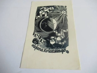 Exlibris – dr. Stefana Kotarskiego – Edward Grabowski – motiv: Kosmická scéna se dvěma kosmonauty, planetou a zářícím sluncem – rozměry 15,5×10 cm – dřevoryt (X2) – rok 1963