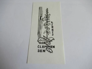 Exlibris – Vagn Clemmensen – Tibor Moskal – motiv: Florální kompozice s kvetoucí bylinou (šalvěj / divizna) – rozměry 13,5×6,5 cm – dřevoryt (X2) – rok 1972