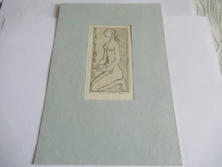 Exlibris – Haagen Bertram-Jensen – Müggi Wille Nielsen – motiv: Elegantní klečící ženský akt s jablkem v ruce – rozměry 22×15 cm (včetně podkladu), samotný tisk 14×8 cm – mědiryt / oceloryt (C2 / C1) – 2. polovina 20. století